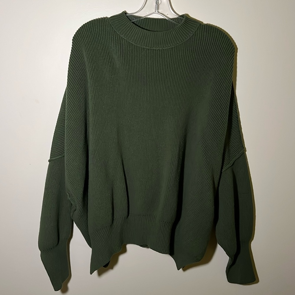 Free People oversized sweater. Worn twice. Very comfortable!